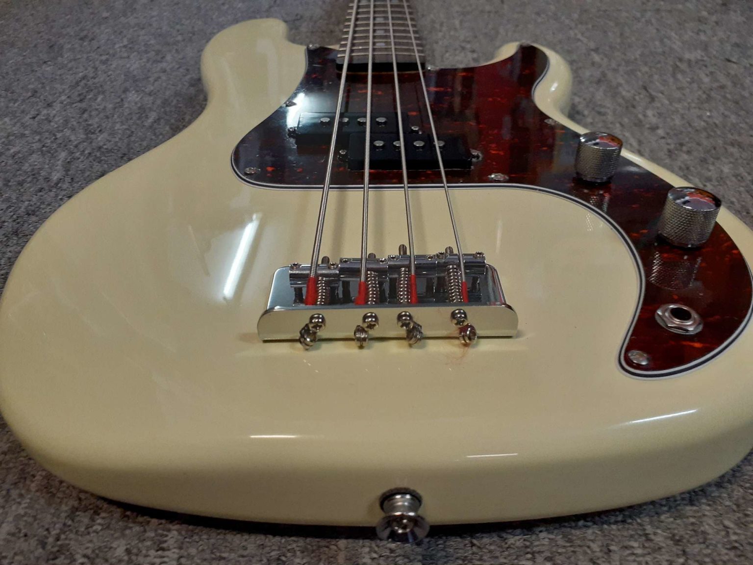 SX Bass Vintage Series short Scale PBass (Vintage White) w/Gig Bag