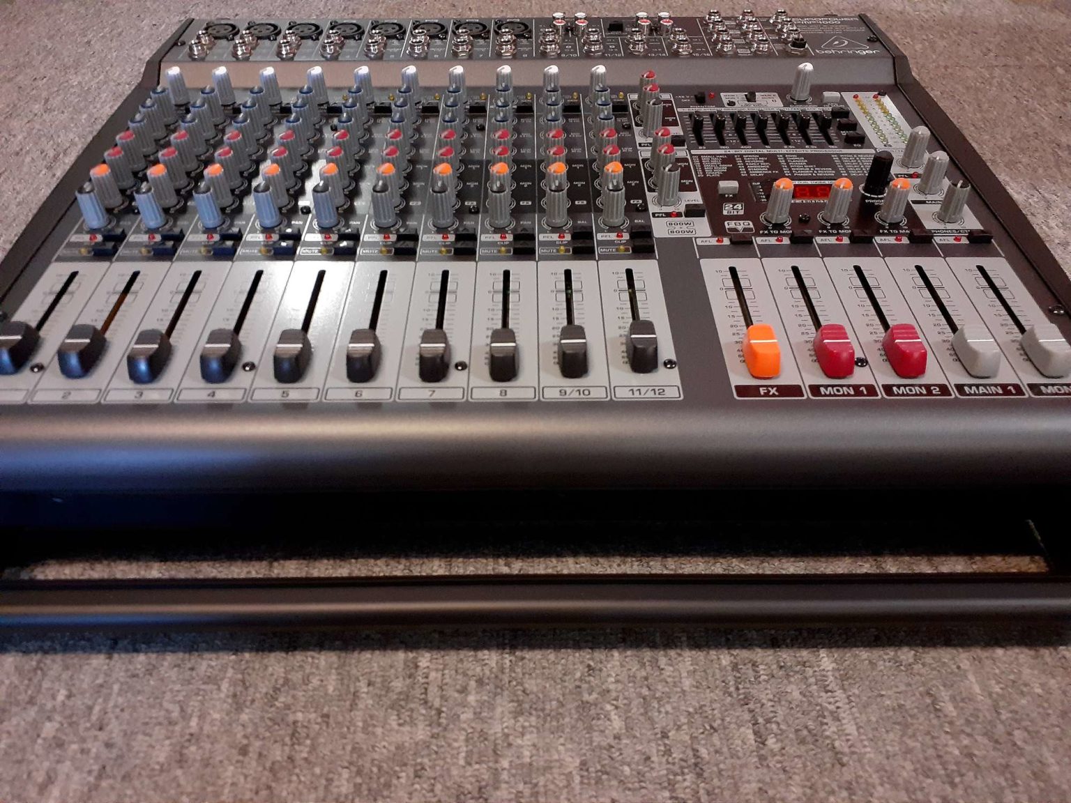 behringer-europower-pmp4000-powered-mixer